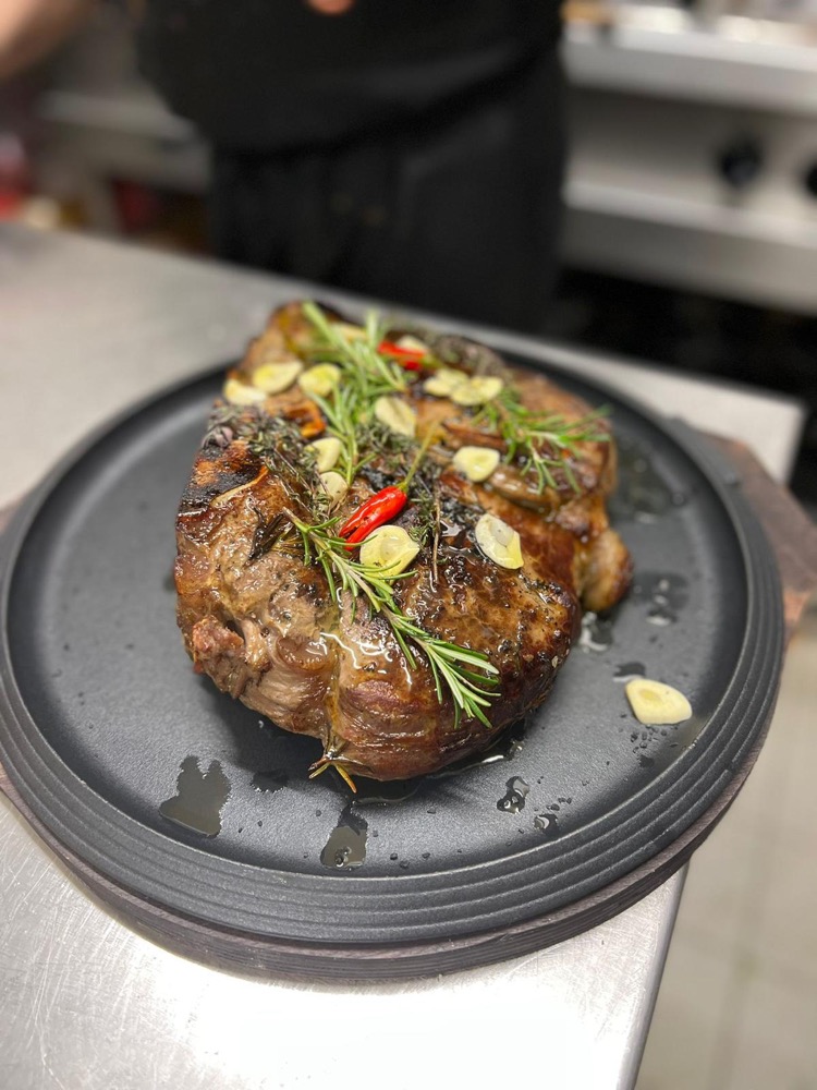 Gegrilltes Steak mit Rosmarin