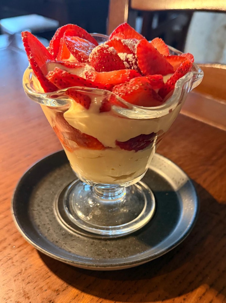 Dessert mit frischen Erdbeeren